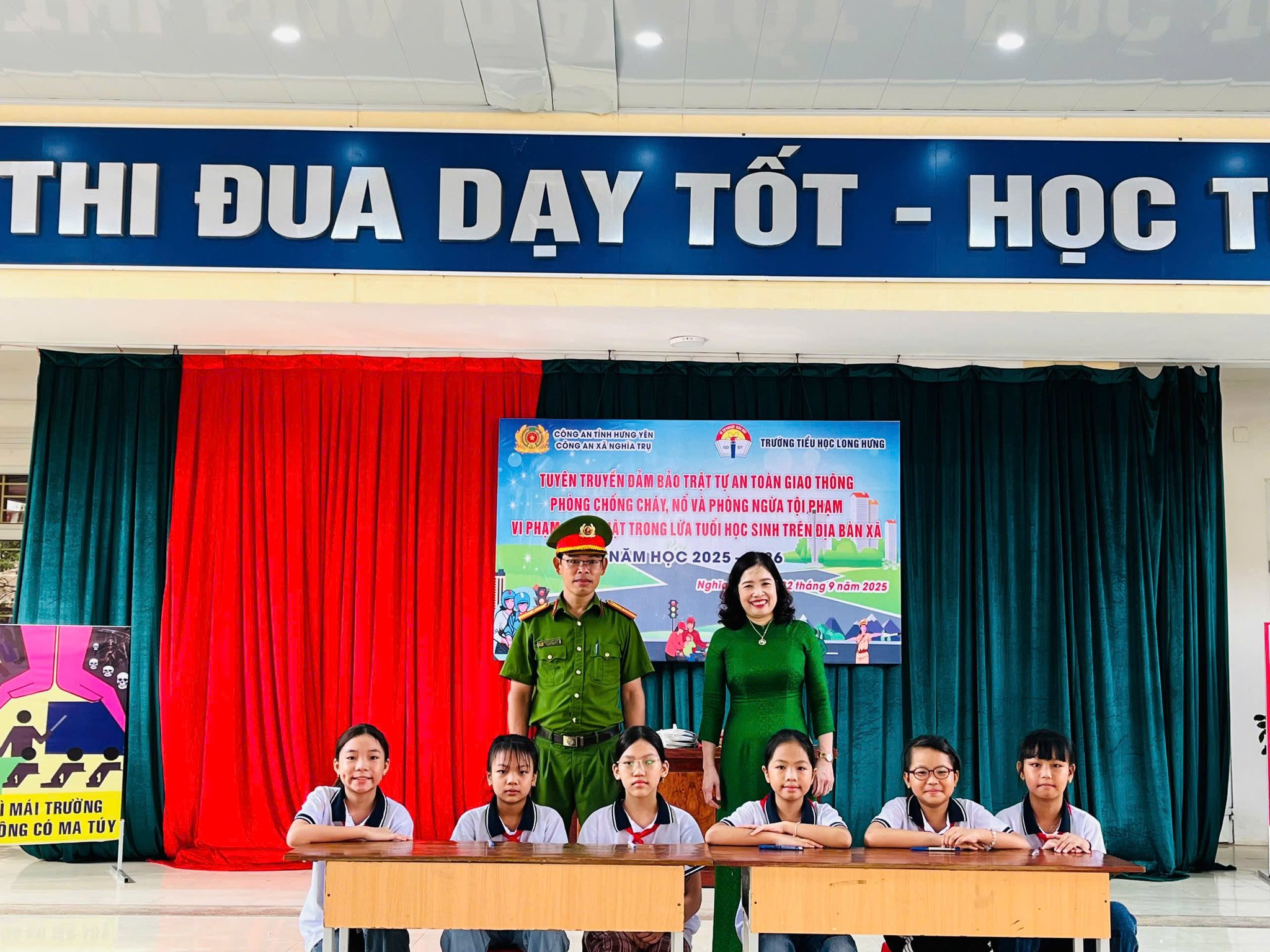 Công an xã Nghĩa Trụ phối hợp với các trường học tổ chức tuyên truyền pháp luật cho học sinh