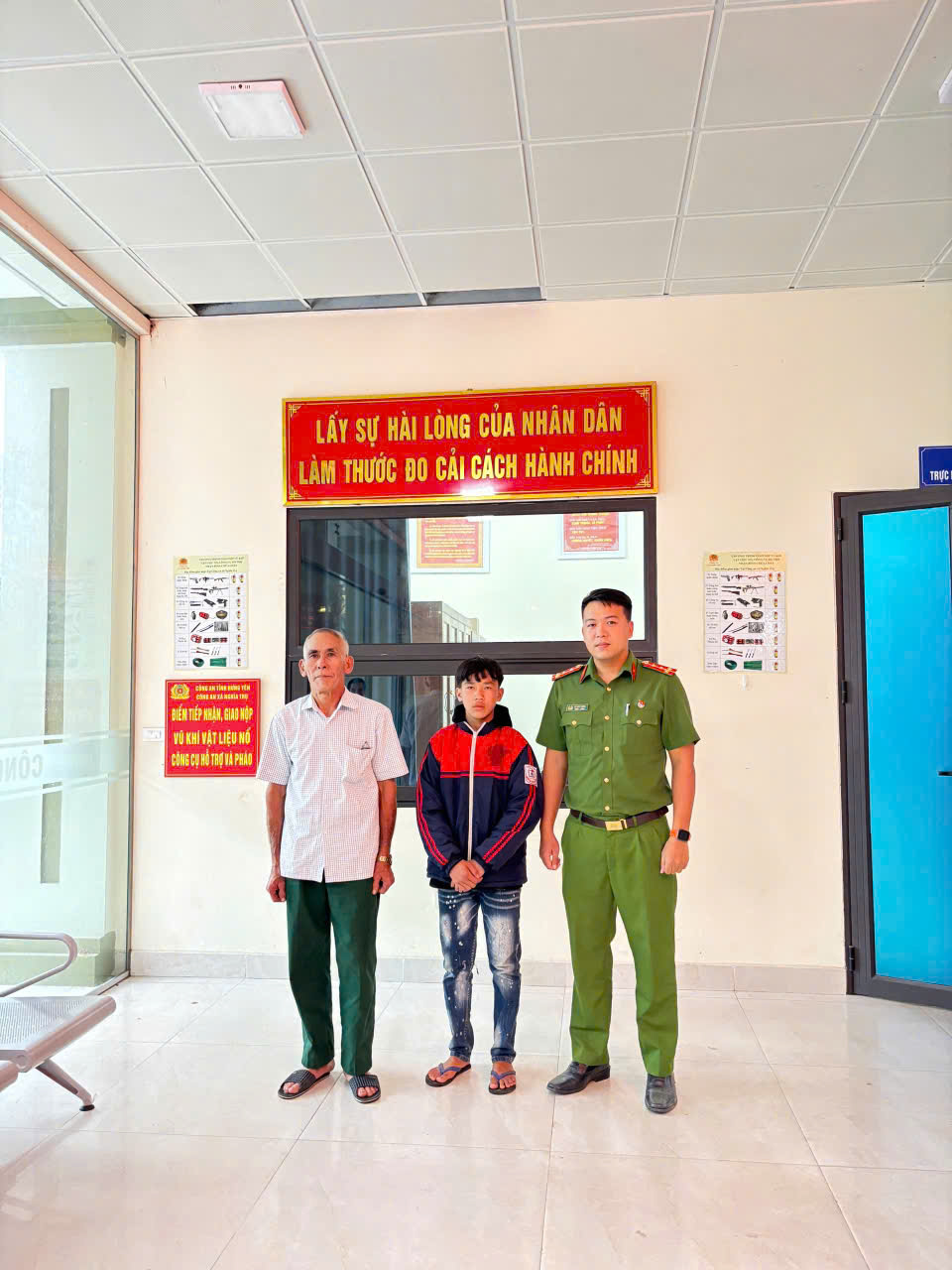 Công an xã nghĩa trụ kịp thời tiếp nhận, giúp đỡ cháu bé đi lạc từ lạng sơn, bàn giao cho gia đình