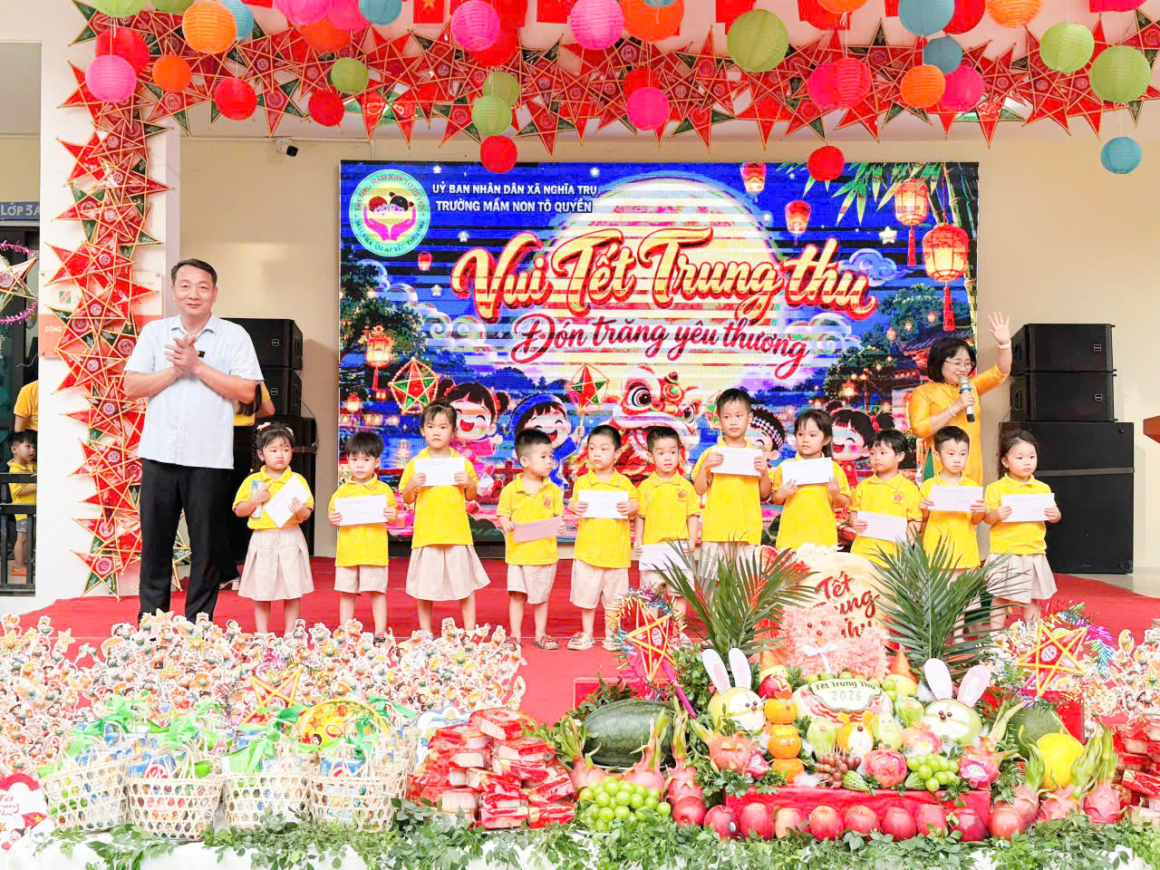 Lãnh đạo xã Nghĩa Trụ dự "Đêm hội Trăng rằm" tại các trường học trên địa bàn