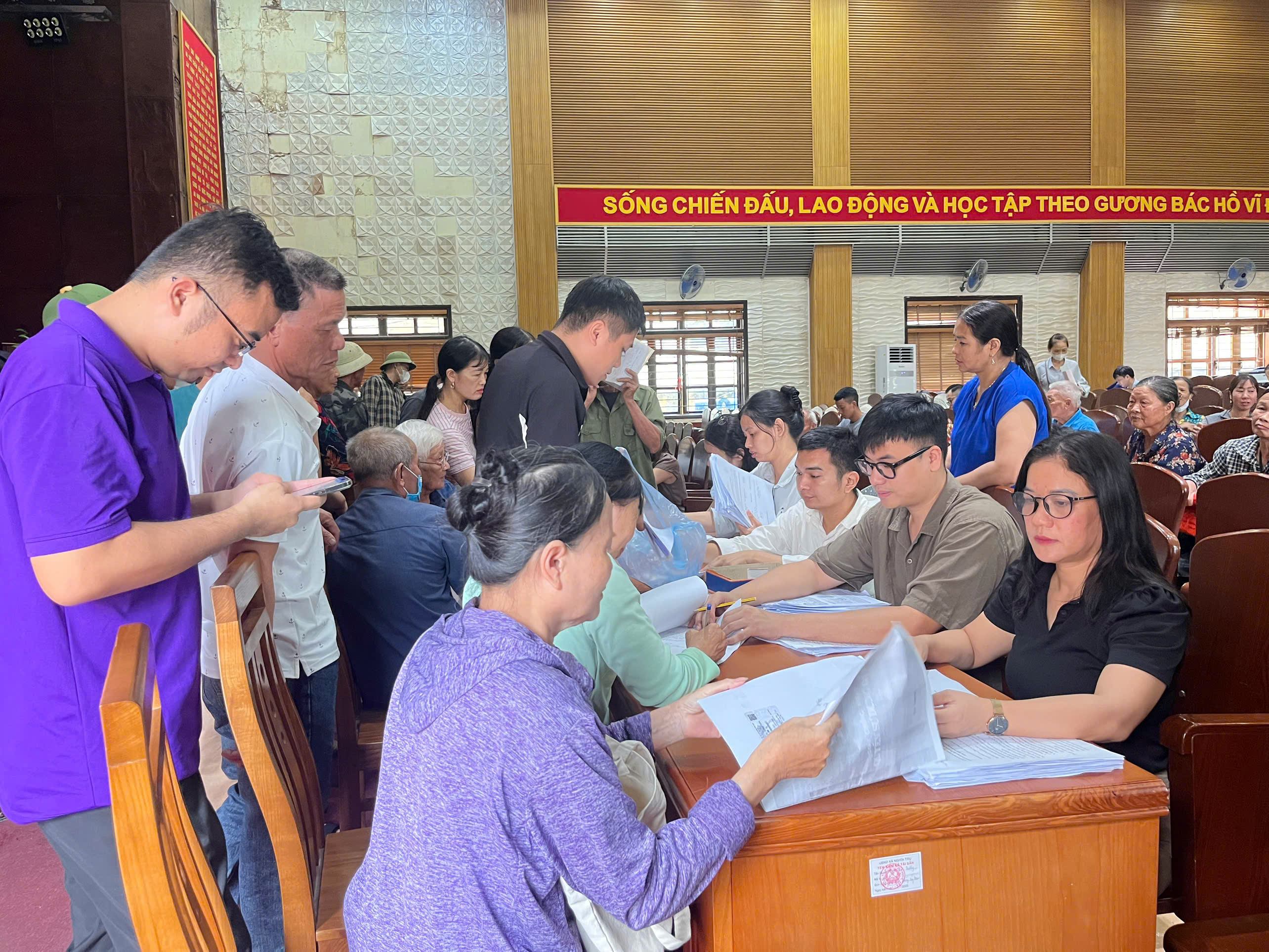 Nghĩa Trụ chi trả tiền bồi thường, hỗ trợ cho các hộ gia đình có đất thu hồi và tiền hỗ trợ di dời mộ thực hiện Dự án đầu tư xây dựng Trường THPT Nghĩa Trụ