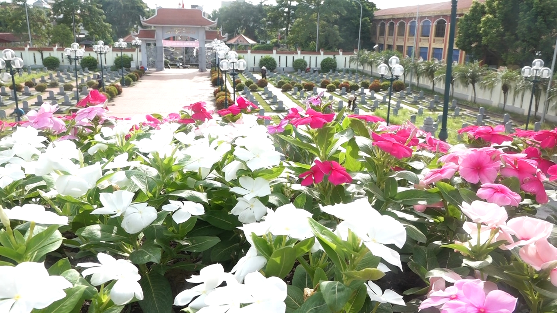 Nghĩa Trụ tổng vệ sinh, chỉnh trang khuôn viên Nghĩa trang Liệt sĩ xã tại thôn Như Phượng