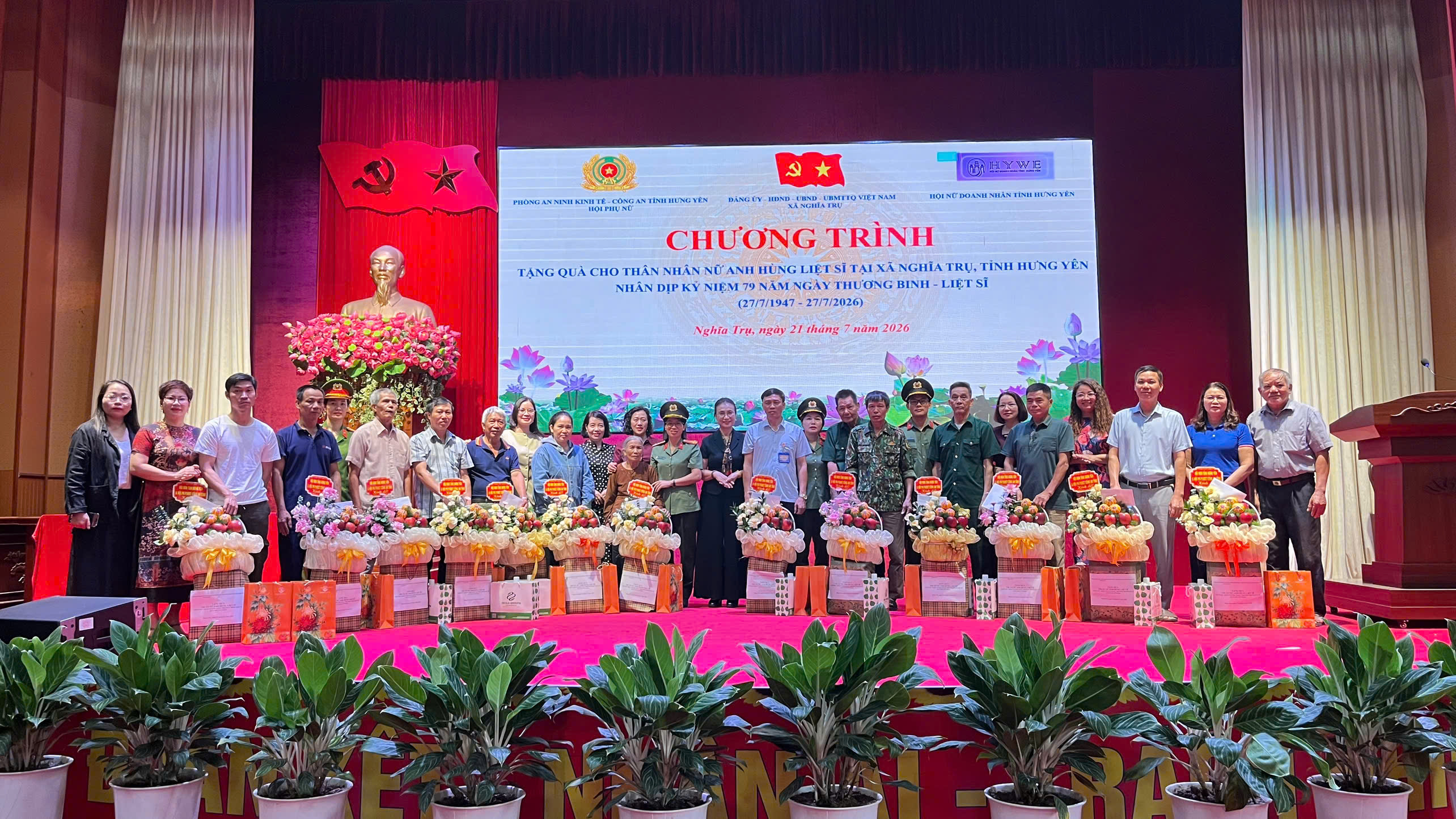 Nghĩa Trụ trao quà tri ân thân nhân nữ liệt sĩ nhân kỷ niệm 79 năm Ngày Thương binh - Liệt sĩ