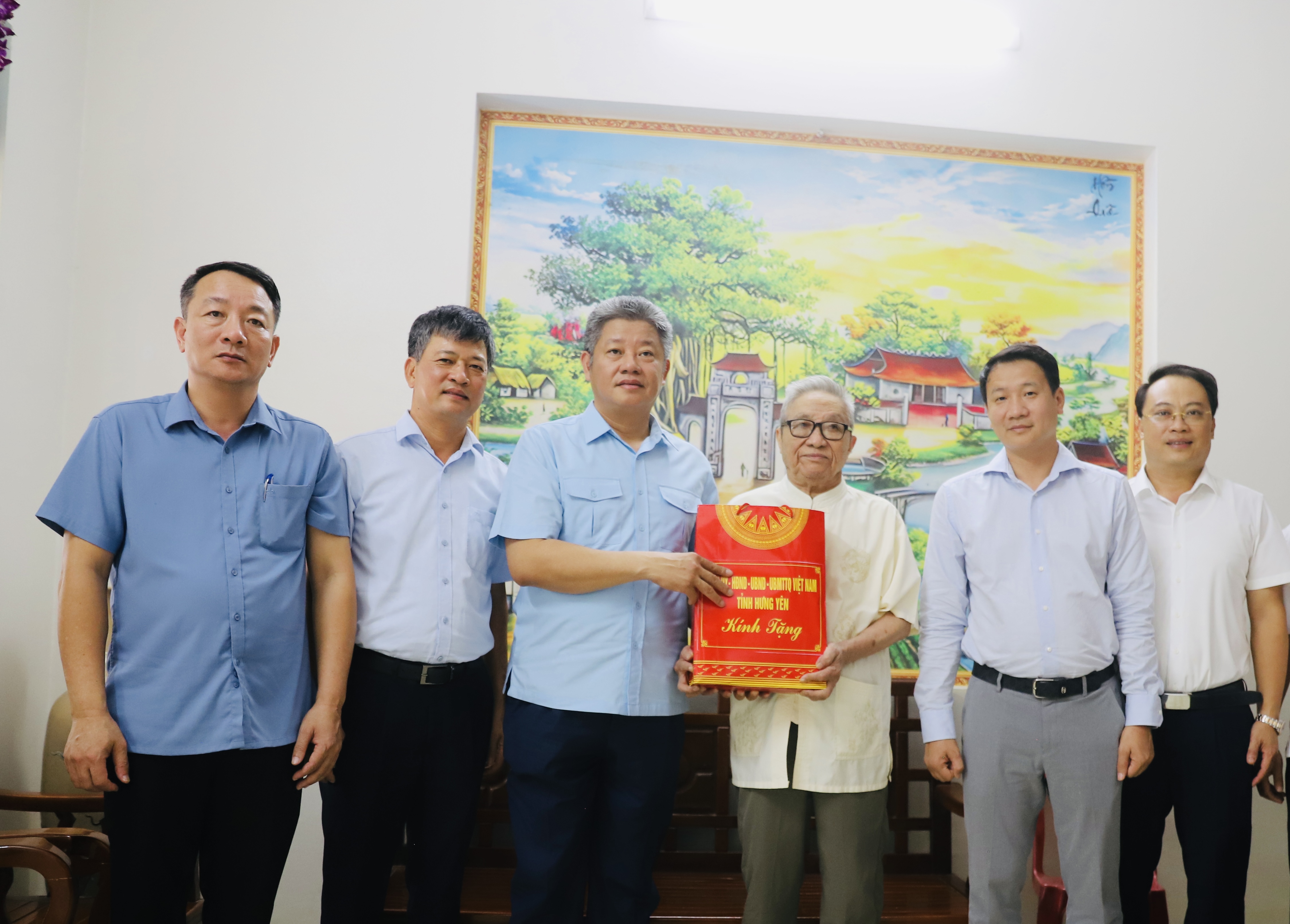 Đồng chí Nguyễn Mạnh Quyền, Phó Bí thư Tỉnh ủy, Chủ tịch UBND tỉnh thăm, tặng quà thương binh, thân nhân liệt sĩ