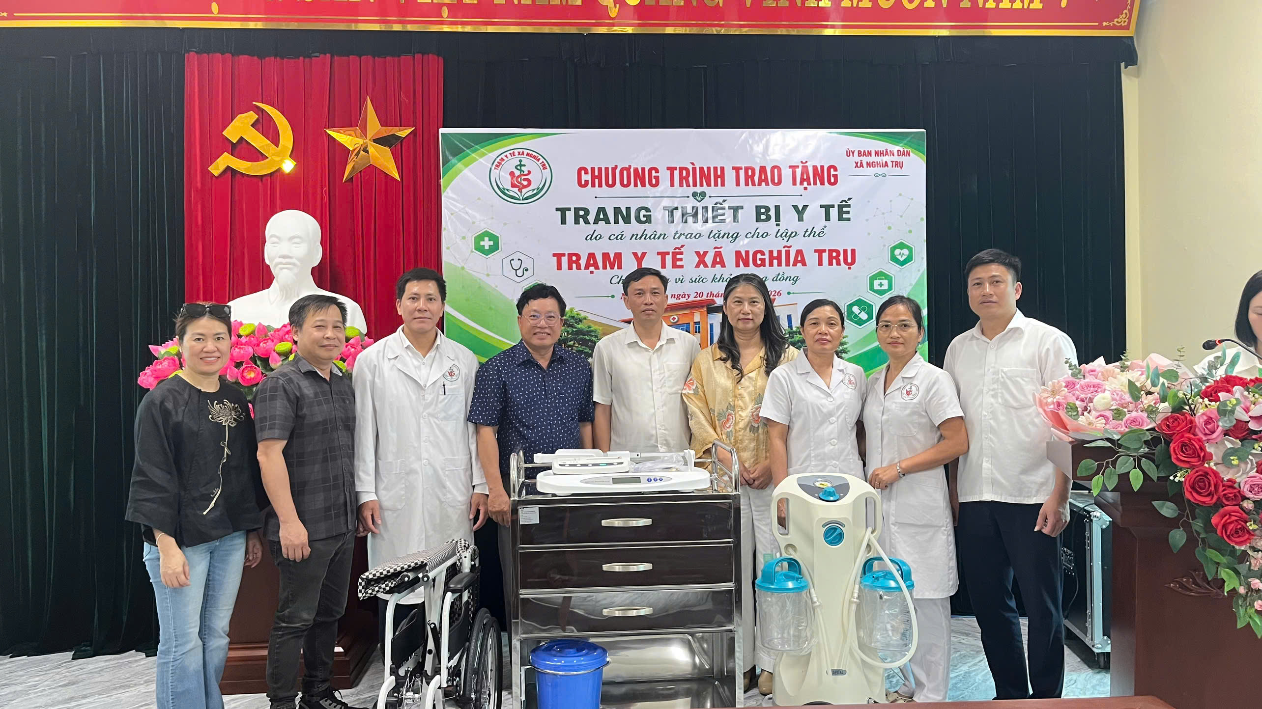 Xã Nghĩa Trụ tiếp nhận thiết bị y tế của các cá nhân Bệnh viện Hữu nghị