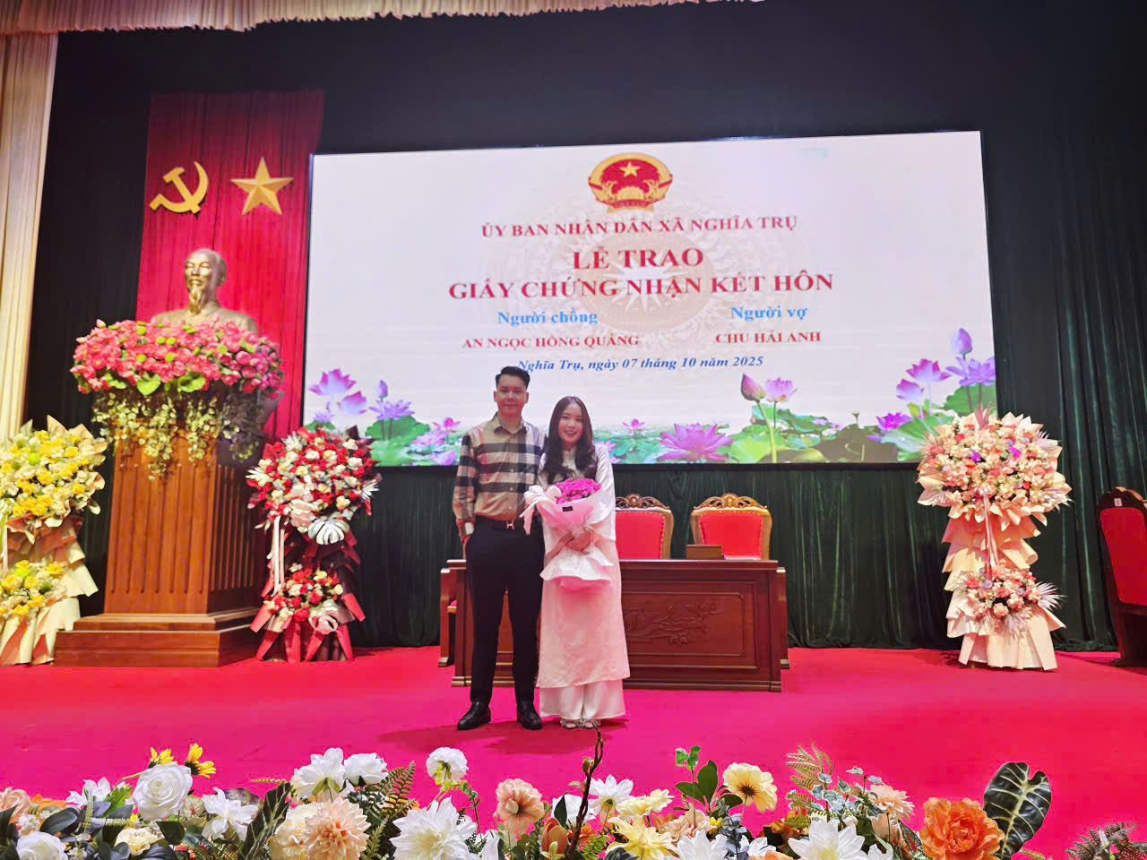 Chủ tịch, Phó Chủ tịch UBND xã Nghĩa Trụ trực tiếp trao Giấy chứng nhận kết hôn cho công dân