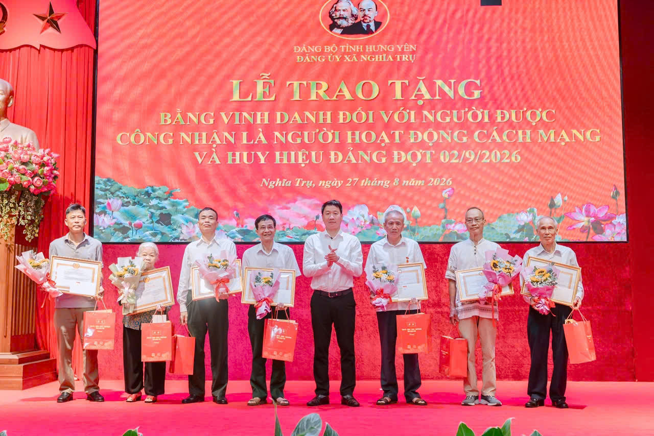 Xã Nghĩa Trụ tổ chức trao Bằng vinh danh người được công nhận là người hoạt động cách mạng có công và trao Huy hiệu Đảng đợt 2/9 cho 140 đảng viên.