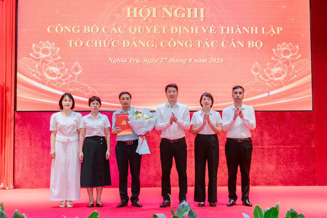 Đảng ủy xã Nghĩa Trụ tổ chức hội nghị công bố các quyết định thành lập tổ chức đảng và công tác cán bộ sau sáp nhập các trường học.