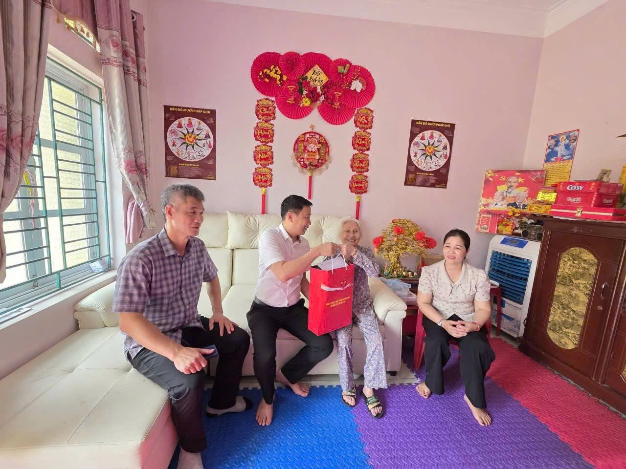 XÃ NGHĨA TRỤ THĂM, TẶNG QUÀ CÁC GIA ĐÌNH CHÍNH SÁCH NHÂN KỶ NIỆM 79 NĂM NGÀY THƯƠNG BINH - LIỆT SĨ