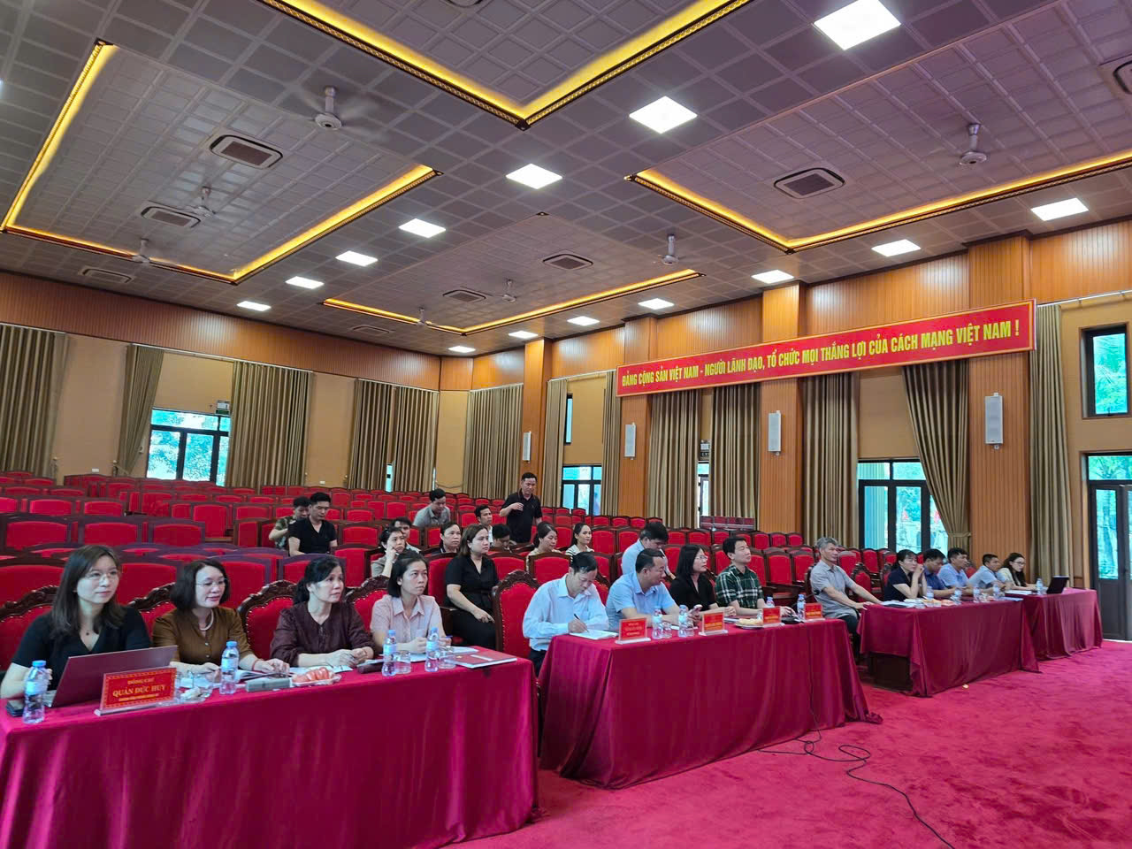 Đảng ủy xã Nghĩa Trụ đã tổ chức điểm cầu trực tuyến tham dự lớp bồi dưỡng nâng cao năng lực, xử lý tình huống thực tiễn đối với đội ngũ cán bộ cơ sở do Học viện Chính trị quốc gia Hồ Chí Minh tổ chức.