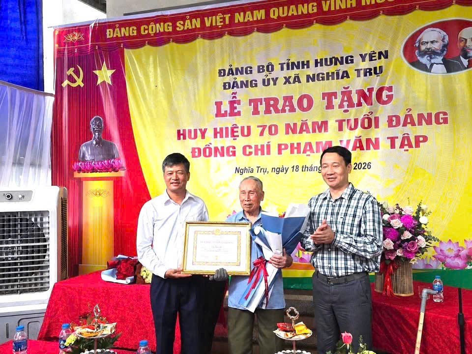 ĐẢNG ỦY XÃ NGHĨA TRỤ TỔ CHỨC LỄ TRAO TẶNG HUY HIỆU 70 NĂM TUỔI ĐẢNG CHO ĐỒNG CHÍ PHẠM VĂN TẬP