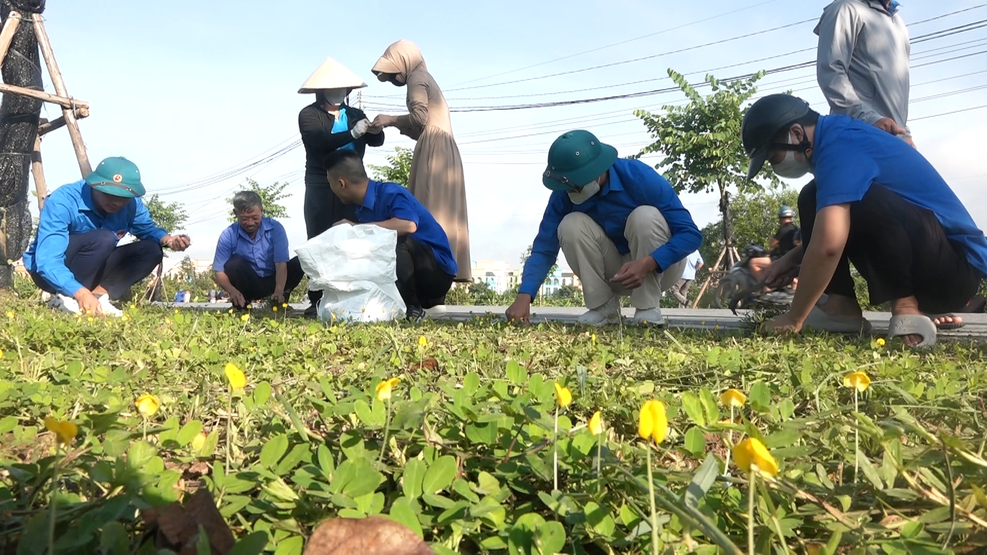 Xã Nghĩa Trụ ra quân dọn vệ sinh môi trường hưởng ứng “Ngày thứ Bảy tình nguyện”