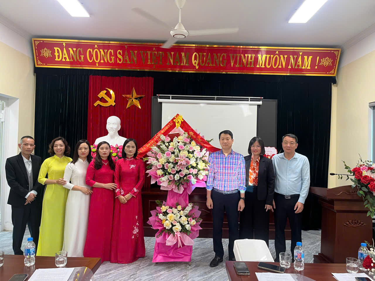 Các đồng chí lãnh đạo Đảng ủy-UBND xã Nghĩa Trụ thăm, tặng hoa và chúc mừng tập thể cán bộ, y bác sĩ tại Trạm Y tế xã