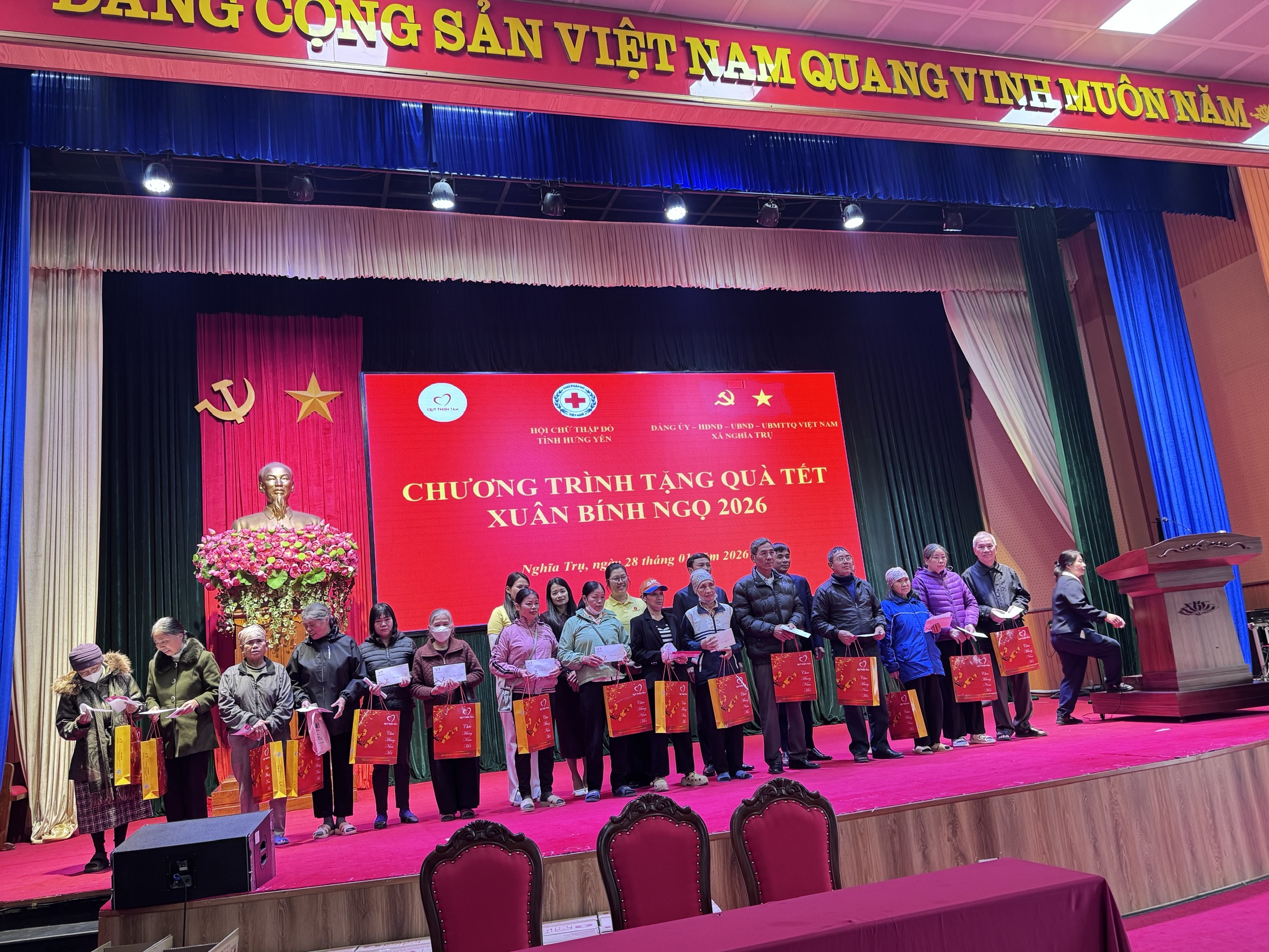 Xã Nghĩa Trụ tổ chức các hoạt động tặng quà tết xuân Bính Ngọ 2026