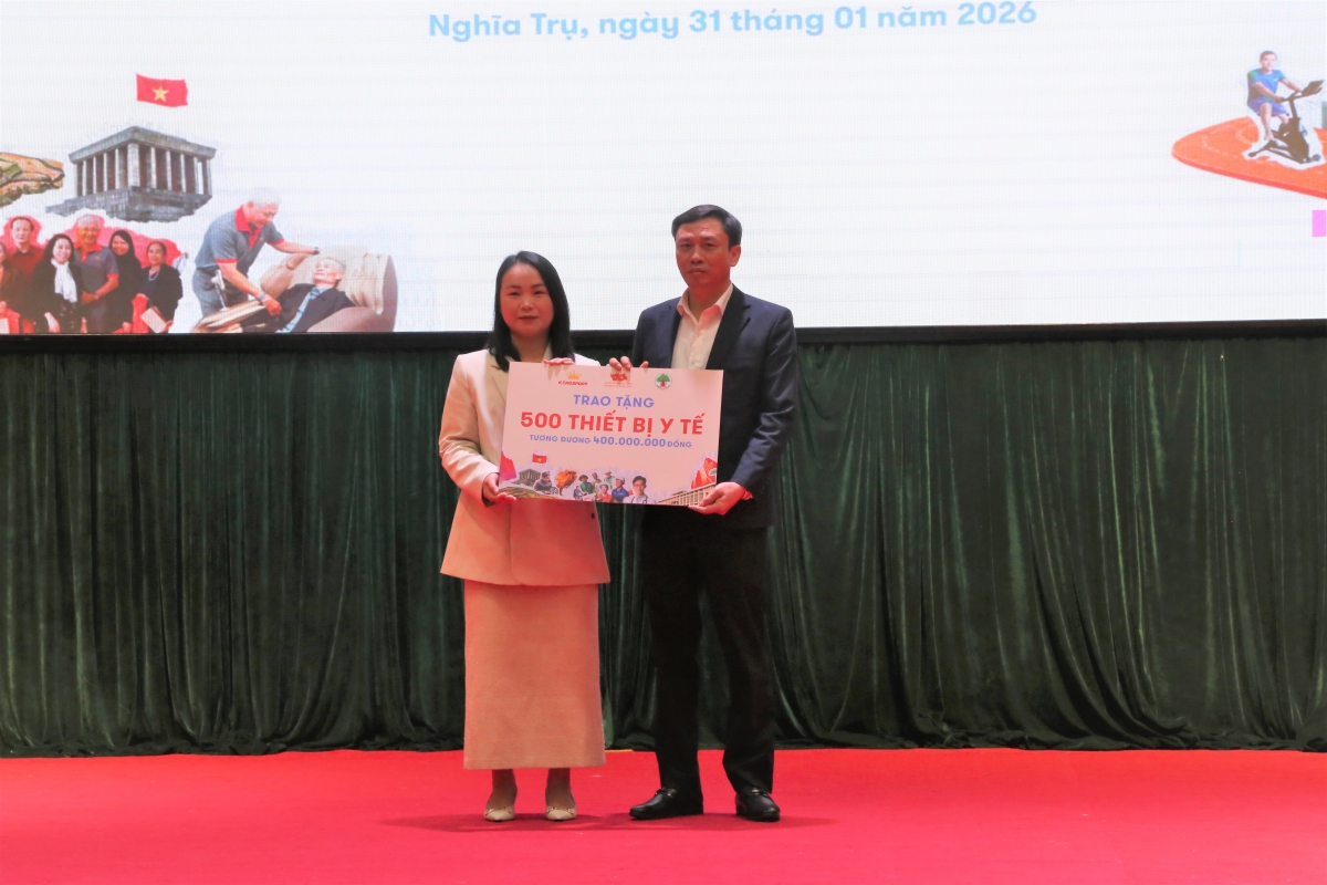 Hội NCT Việt Nam và Kingsport tặng 500 máy đo huyết áp cho người cao tuổi xã Nghĩa Trụ
