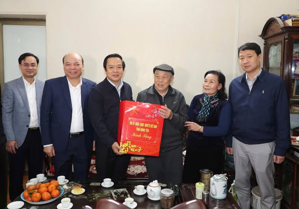 Đồng chí Chủ tịch UBND tỉnh Phạm Quang Ngọc trao quà Tết tặng người có công với cách mạng tại xã Nghĩa Trụ.