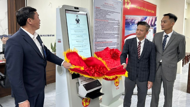 Xã Nghĩa Trụ đưa robot AI hỗ trợ thủ tục hành chính