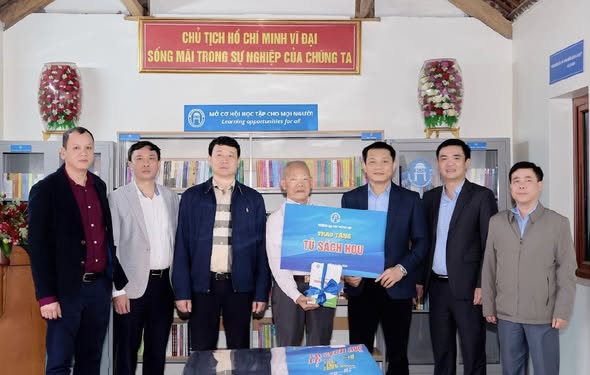 Trao tặng tủ sách - Lan tỏa truyền thống hiếu học quê hương