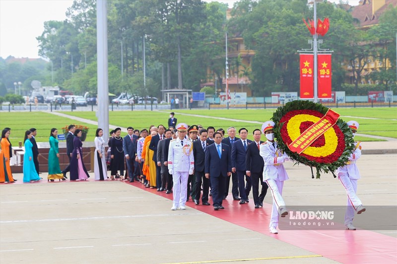 Đại biểu dự Đại hội lần thứ XIV của Đảng vào Lăng viếng Chủ tịch Hồ Chí Minh