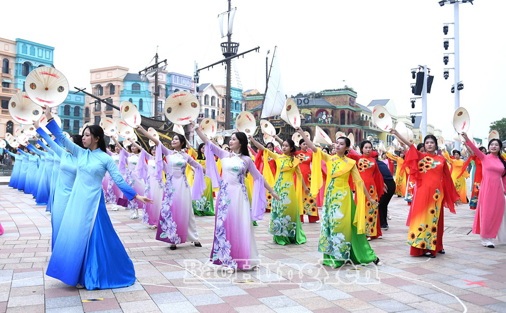 Khai mạc Festival áo dài - du lịch việt nam tại Vinhomes Ocean Park 3 (Nghĩa Trụ)