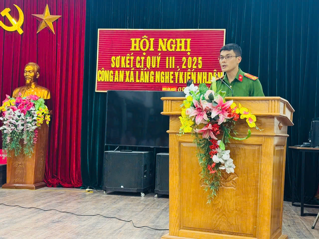 Công an xã nghĩa trụ lắng nghe ý kiến nhân dân và tuyên truyền pháp luật tại thôn Như Lân