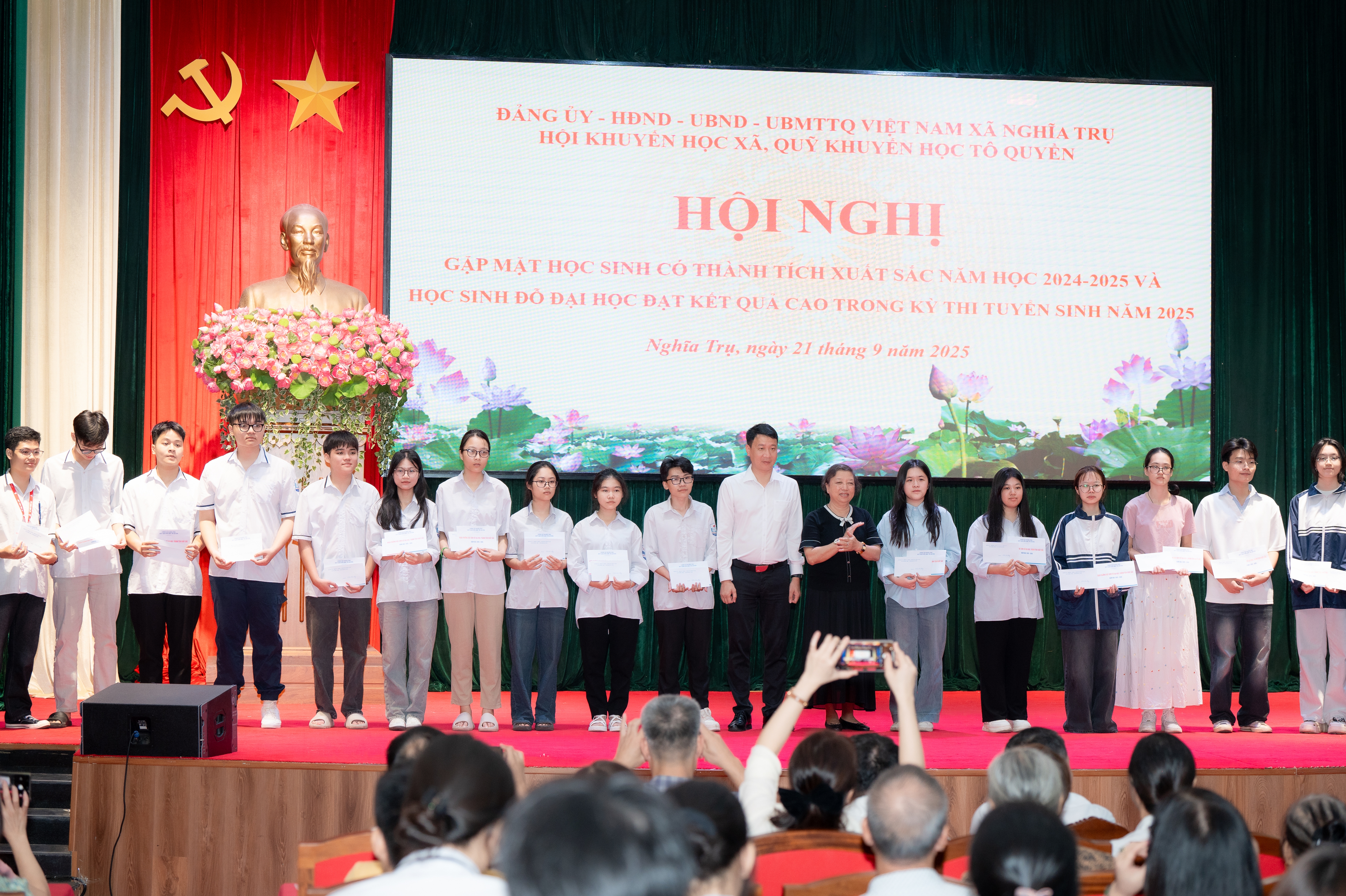 Nghĩa Trụ tổ chức gặp mặt, tuyên dương và trao thưởng cho học sinh có thành tích xuất sắc năm học 2024-2025 và học sinh đỗ đại học có thành tích cao năm 2025