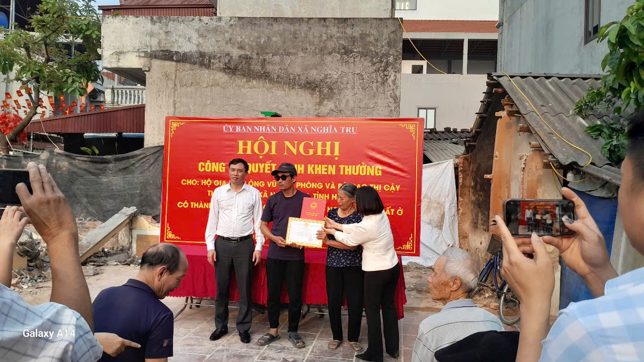 Gương điển hình tiên tiến trong phong trào hiến đất xây dựng nông thôn mới Gia đình ông Vũ Văn Phòng và bà Cao Thị Cậy – thôn Tam Kỳ, xã Nghĩa Trụ
