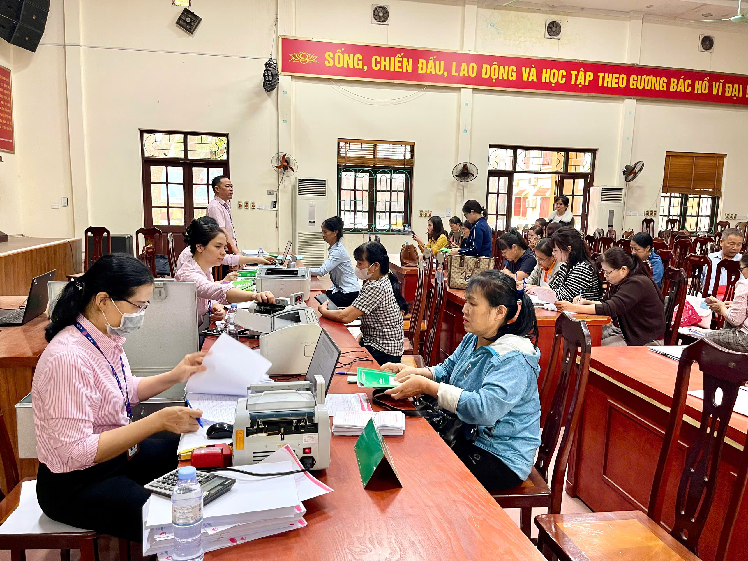 Phòng giao dịch Ngân hàng Chính sách xã hội Văn Giang: Tiếp vốn để bà con kịp thời phát triển sản xuất ngay sau kỳ nghỉ tết.