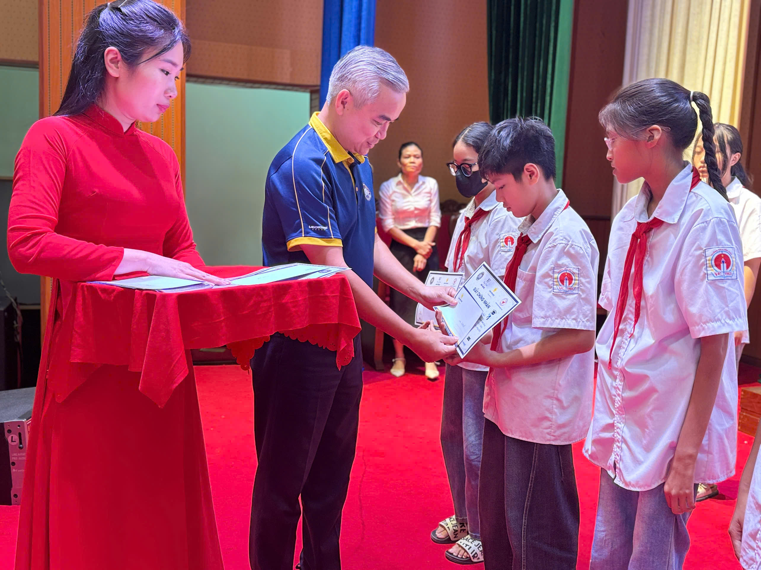 Xã Nghĩa Trụ Trao học bổng cho học sinh có hoàn cảnh khó khăn, hiếu học nhân dịp Tết Trung thu 2025