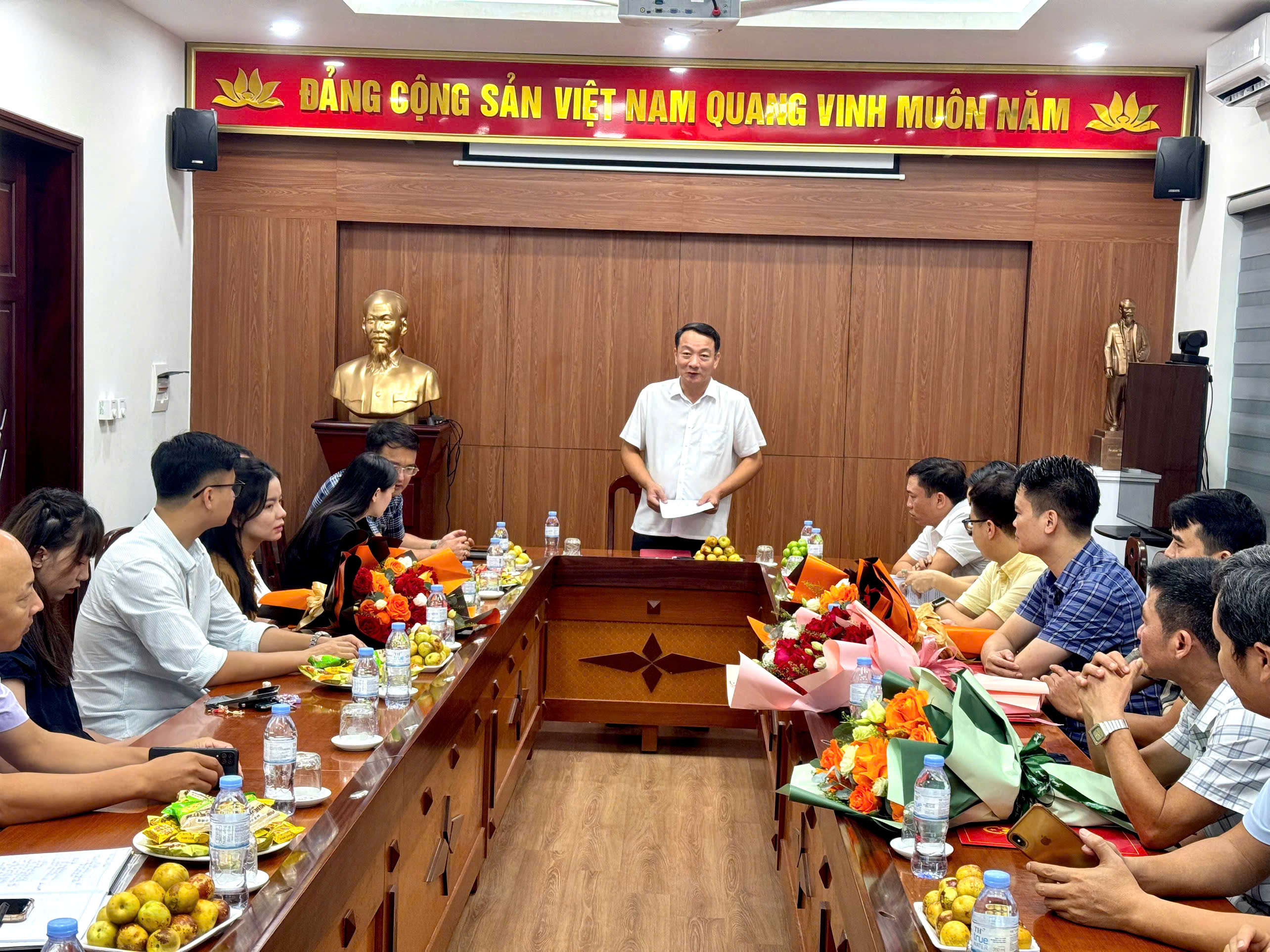 Xã Nghĩa Trụ tổ chức Hội nghị gặp mặt công bố quyết định luân chuyển, bổ nhiệm cán bộ và chia tay công chức nghị thôi việc theo chế độ