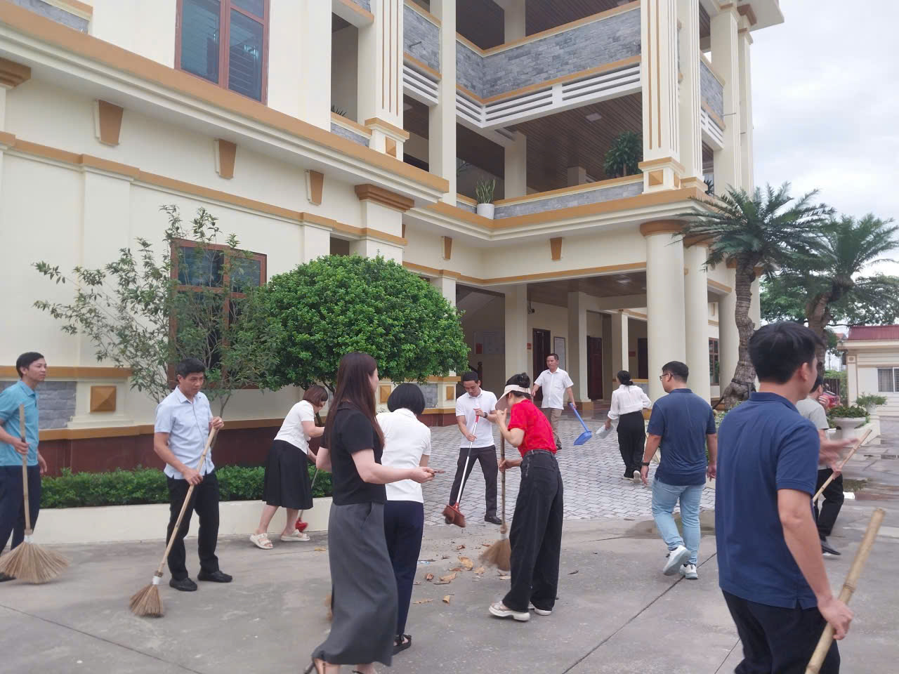 Cán bộ, công chức xã Nghĩa Trụ duy trì hoạt động vệ sinh cơ quan vào chiều thứ Sáu hằng tuần