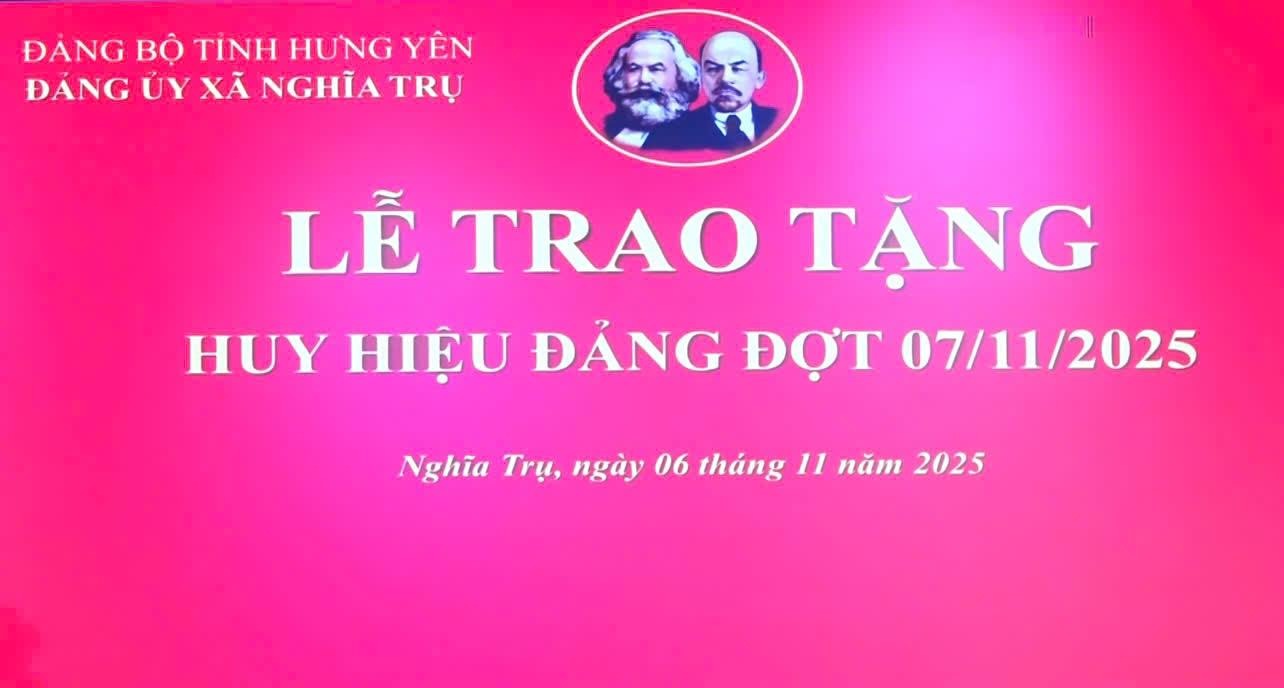 Đảng ủy xã Nghĩa Trụ long trọng tổ chức Lễ trao tặng huy hiệu Đảng đợt 7/11/2025