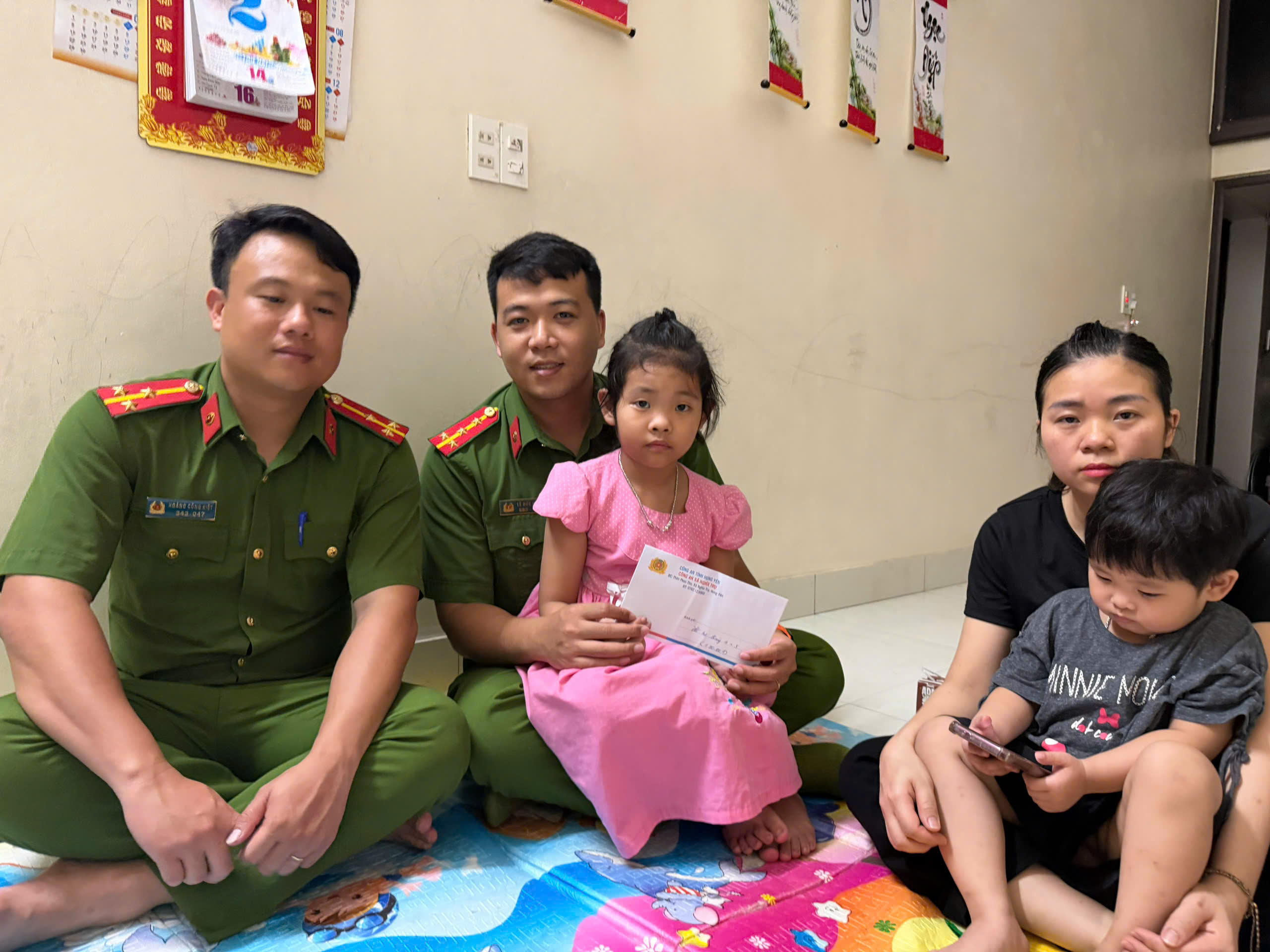 CHI ĐOÀN CÔNG AN XÃ NGHĨA TRỤ LAN TỎA YÊU THƯƠNG QUA MÔ HÌNH “EM NUÔI CHI ĐOÀN CÔNG AN XÃ”