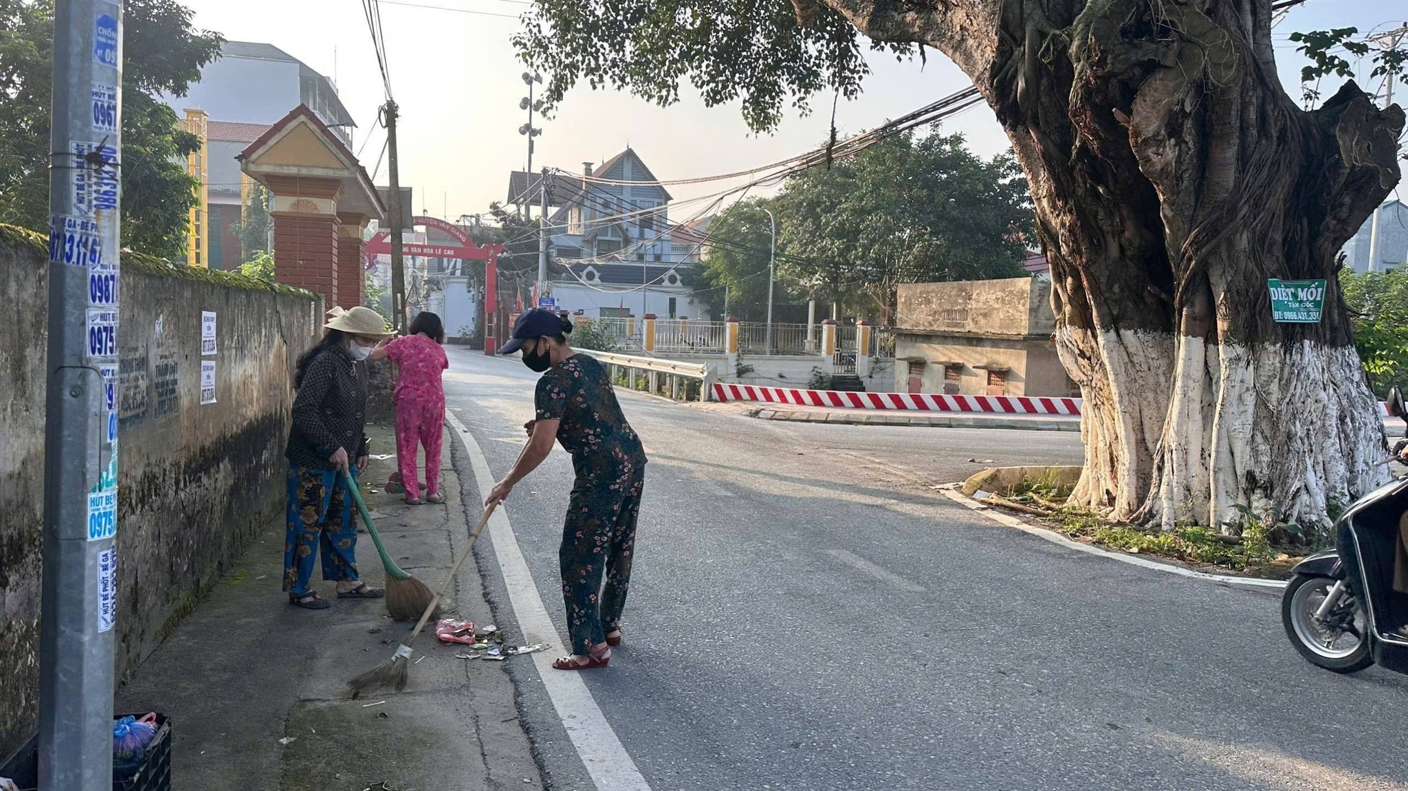 HỘI LHPN XÃ NGHĨA TRỤ RA QUÂN DỌN DẸP VỆ SINH MÔI TRƯỜNG