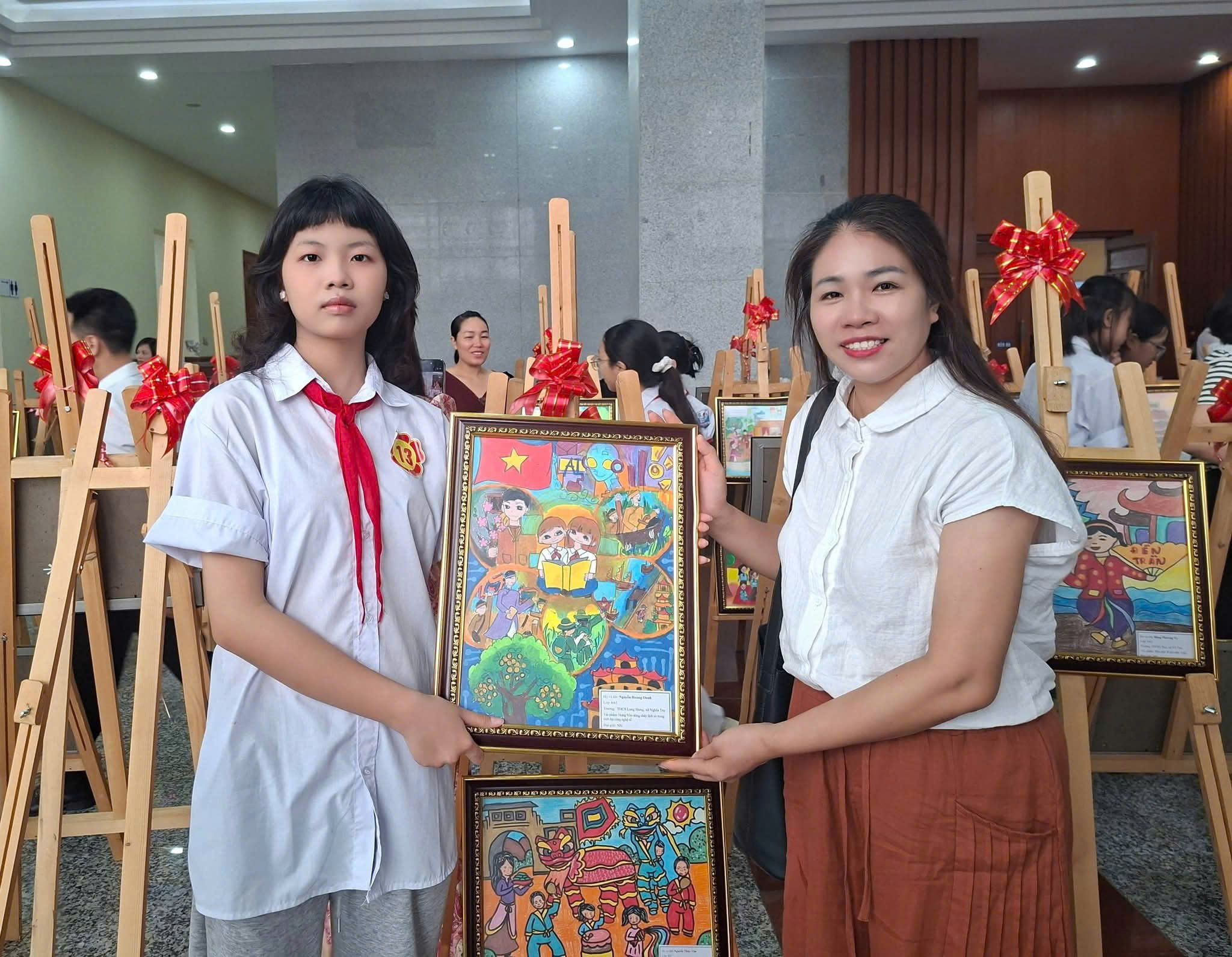 Em Nguyễn Hoàng Oanh-Học sinh Trường THCS Long Hưng, xã Nghĩa Trụ đã vượt qua 204 tác phẩm xuất sắc giành giải nhì toàn tỉnh cuộc thi vẽ tranh theo sách,