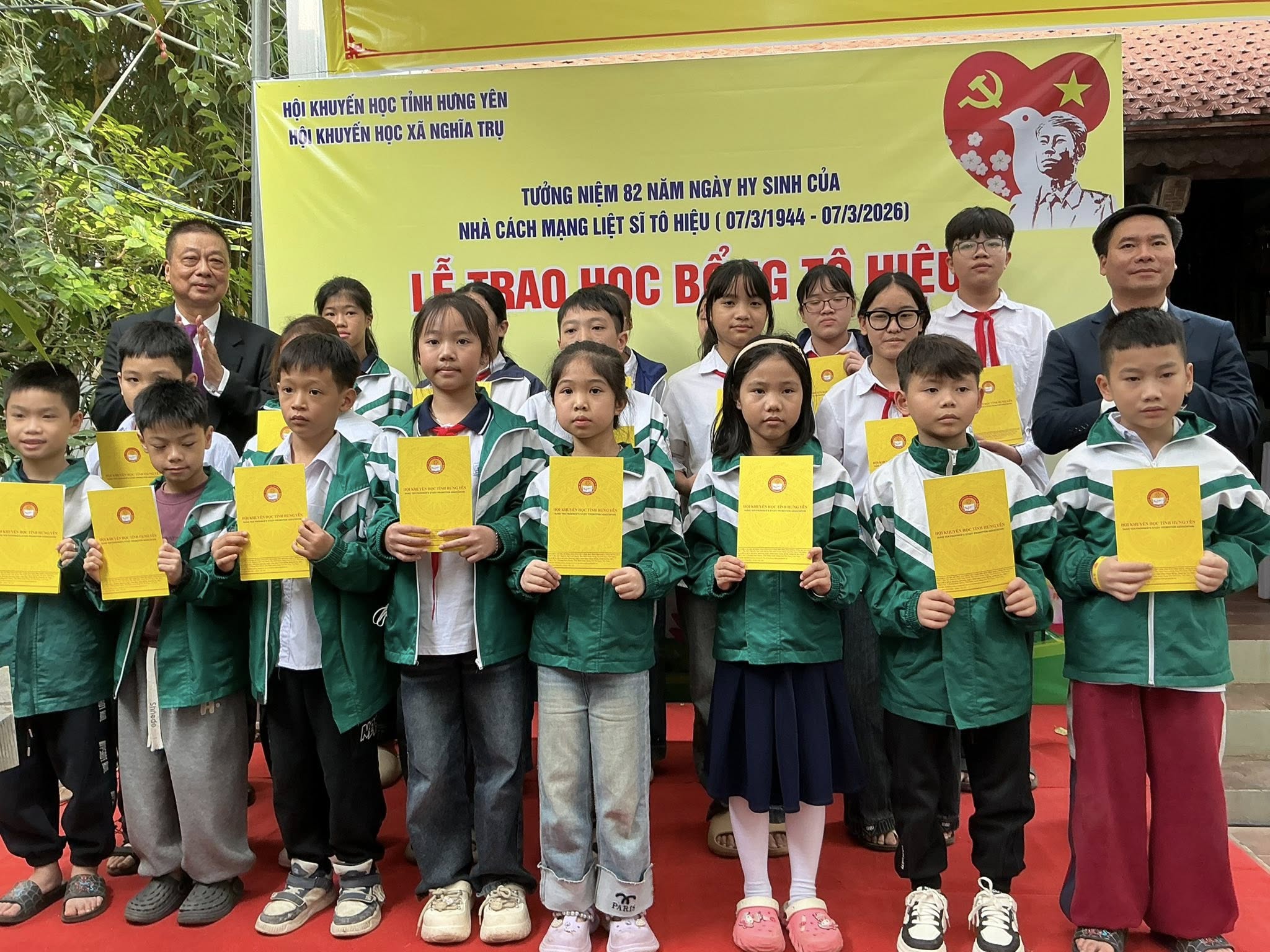 Sáng nay ngày 6/3, tại di tích quốc gia, khu lưu niệm đồng chí Tô Hiệu, xã Nghĩa Trụ.  Hội khuyến học tỉnh Hưng Yên phối hợp tổ chức chương trình trao học bổng Tô Hiệu năm 2026