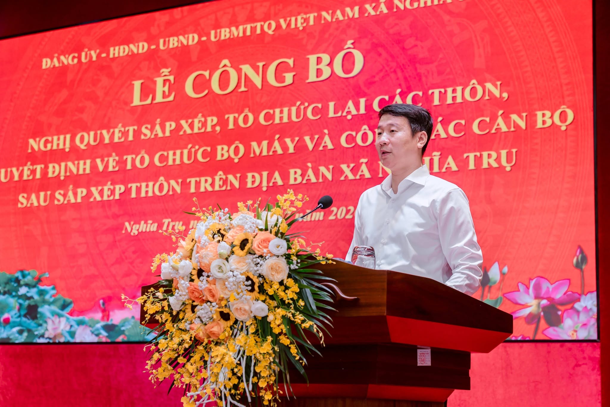 Xã Nghĩa Trụ công bố Nghị quyết sắp xếp thôn và kiện toàn đội ngũ cán bộ cơ sở.