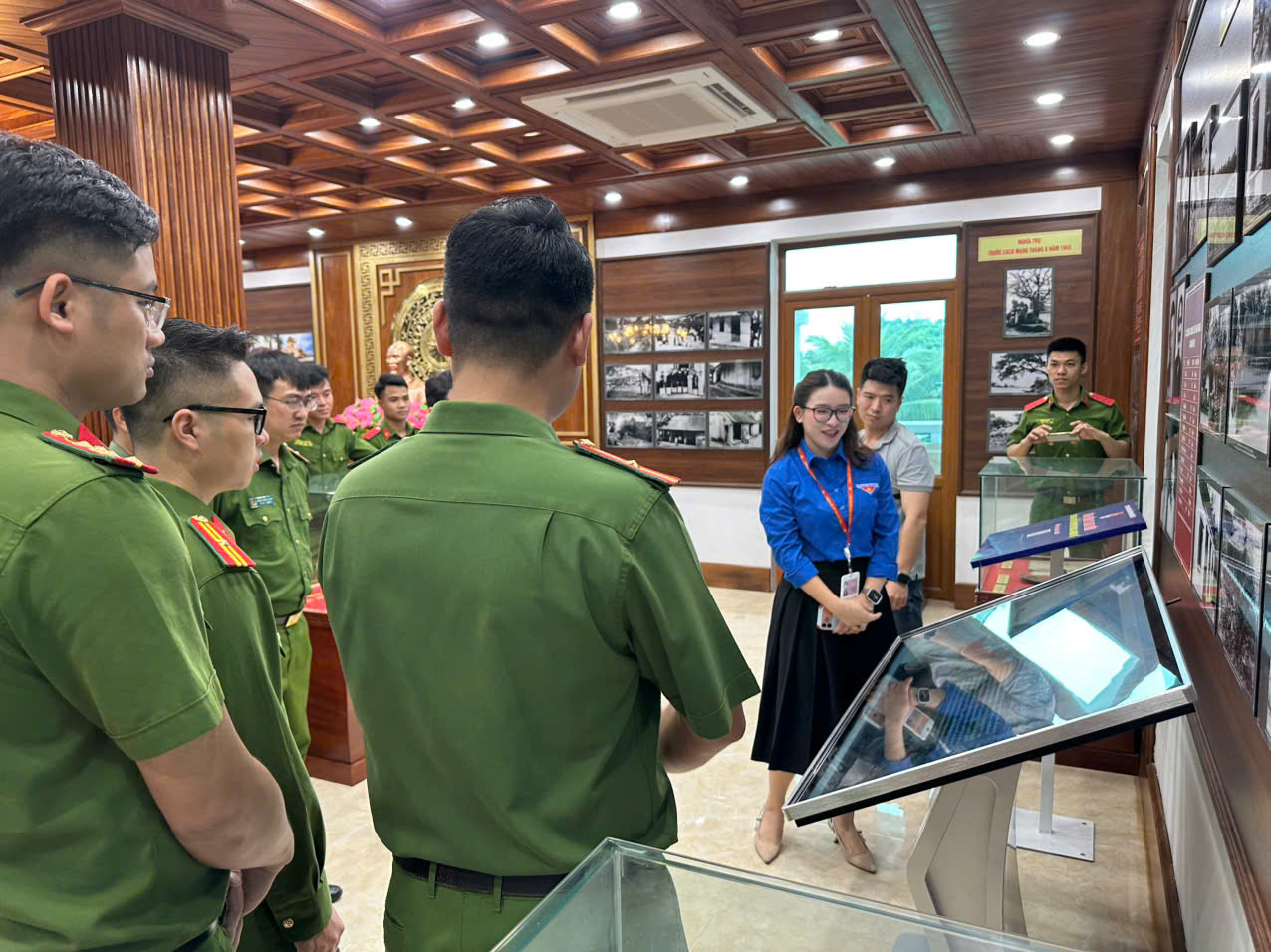 CÔNG AN XÃ NGHĨA TRỤ PHỐI HỢP VỚI KHOA NGHIỆP VỤ ĐIỀU TRA HÌNH SỰ - HỌC VIỆN CSND TỔ CHỨC HOẠT ĐỘNG GIÁO DỤC TRUYỀN THỐNG VÀ BÁO CÁO THỰC TẾ
