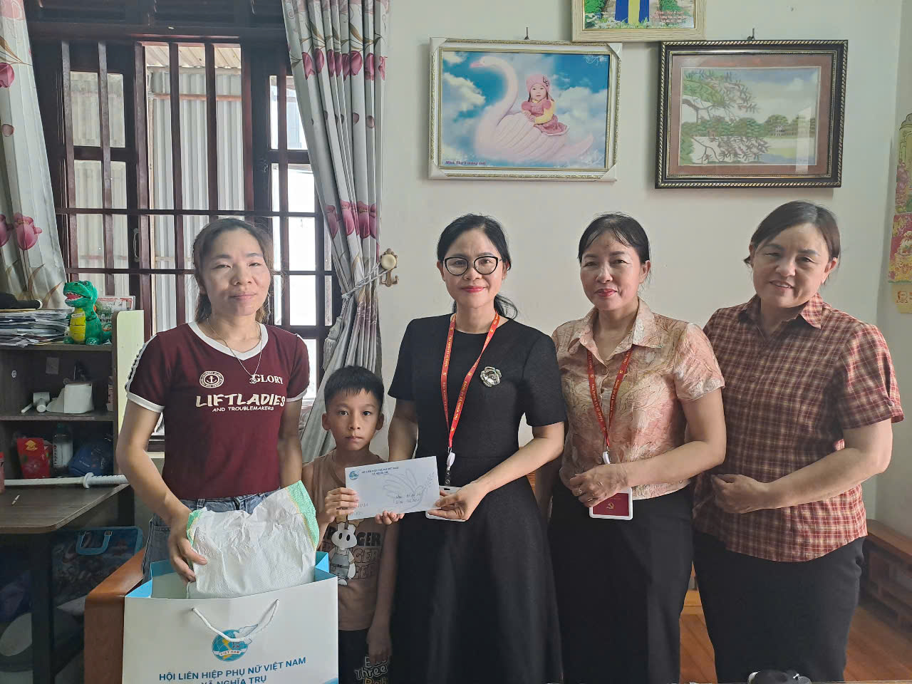 HỘI LHPN XÃ NGHĨA TRỤ TRAO TẶNG QUÀ CHO CÁC TRẺ EM MỒ CÔI, TRẺ EM CÓ HOÀN CẢNH KHÓ KHĂN TRÊN ĐỊA BÀN XÃ